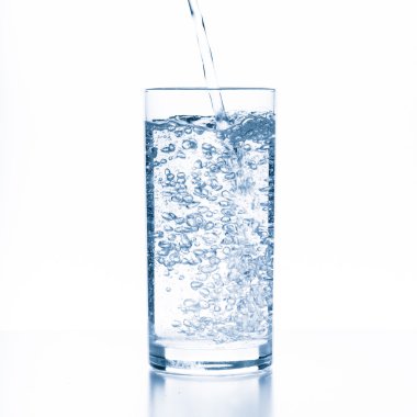 Camdan su sıçrıyor 