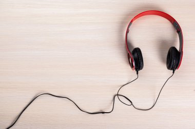 Masa üzerinde renkli kulaklık 