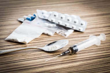 Uyuşturucu şırıngası ve pişirilmiş eroin.