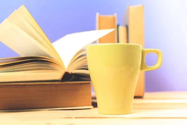 Taza de té con libros — Foto de Stock