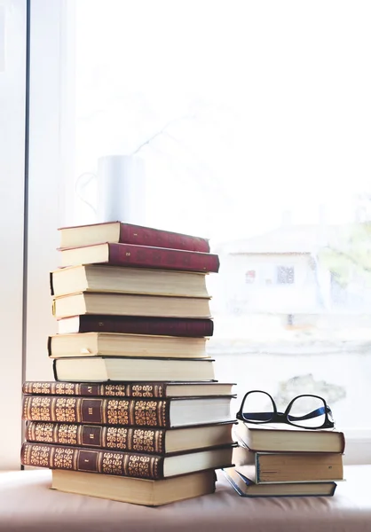 Olvasó szemüveg és könyvek — Stock Fotó