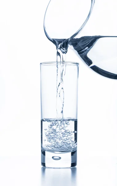 Derramando água de um jarro — Fotografia de Stock