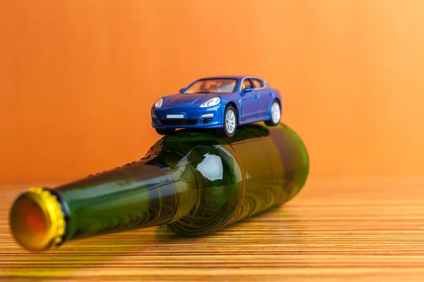 Fles met alcohol en auto — Stockfoto