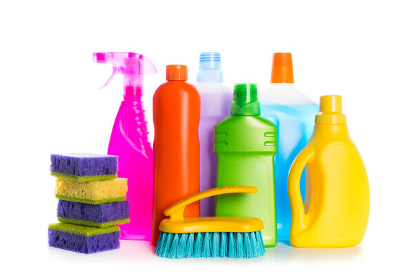 Чистящие средства в пластиковых контейнерах
