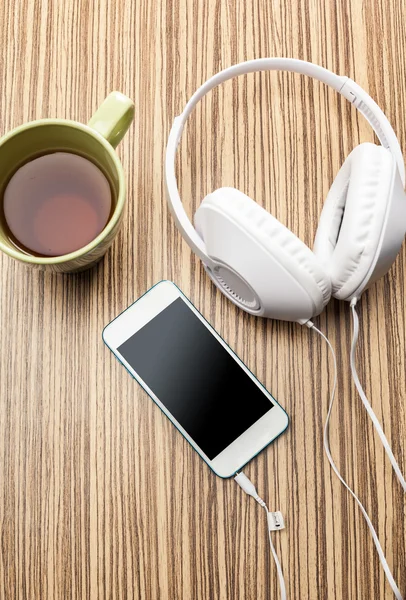 Casque, tasse et téléphone — Photo