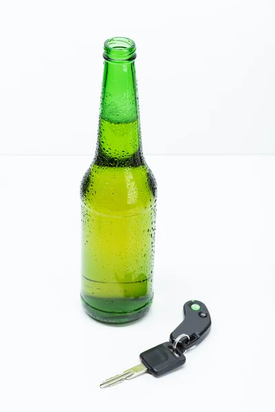 Alkohol- és autó kulcsok — Stock Fotó