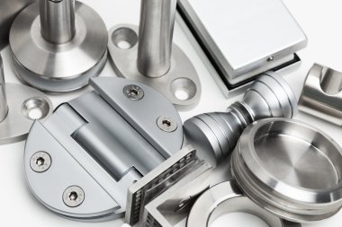 Farklı metal parçalar
