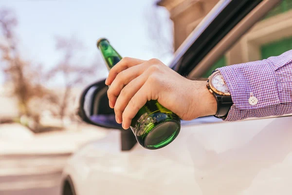 Homem bebendo álcool enquanto dirige o carro — Fotografia de Stock