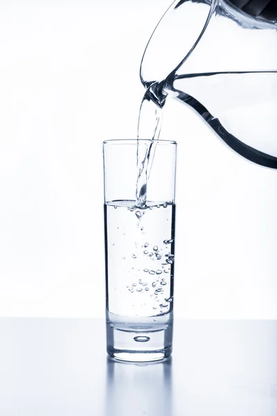 Verter agua de una jarra — Foto de Stock