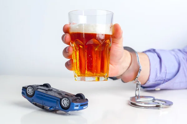 Conceito de Condução Bêbada - Cerveja, Chaves e Algemas — Fotografia de Stock