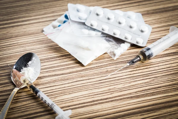 Jeringa de drogas y heroína cocida en cuchara — Foto de Stock