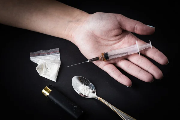 Kábítószer rabja kézzel injekciós tűvel, az emeleten — Stock Fotó
