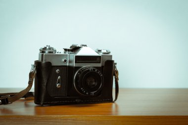 ahşap masa üzerinde Vintage fotoğraf makinesi