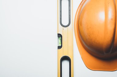 Düzey ve plastik inşaat kask