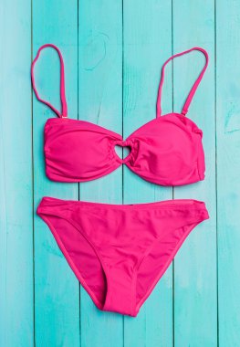 Kadın pembe bikini