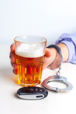 Sarhoş sürüş kavramı - bira, anahtarları ve kelepçe