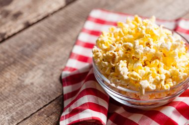 kase masa örtüsü üzerinde patlamış mısır