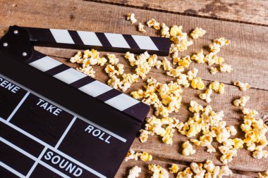 Film Klaket ve patlamış mısır 