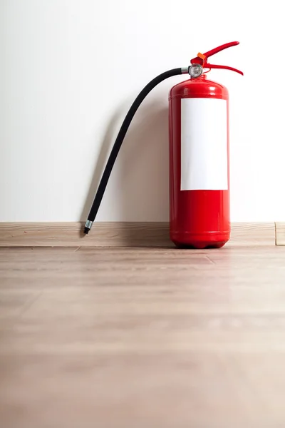 Extintor de incendios cerca de pared blanca —  Fotos de Stock