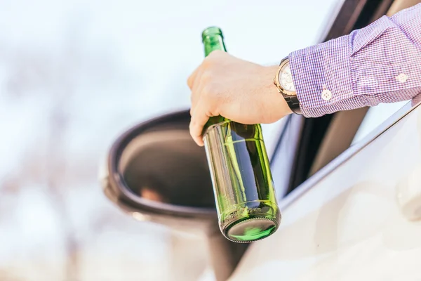 Άνθρωπος κατανάλωση αλκοόλ κατά την οδήγηση το αυτοκίνητο — Φωτογραφία Αρχείου