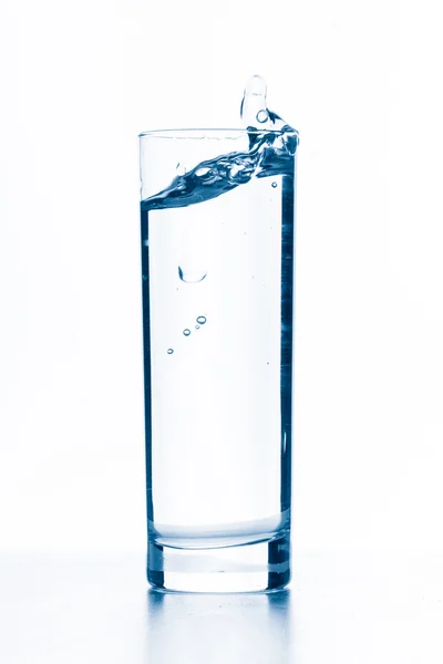 从玻璃杯中喷出的水 — 图库照片