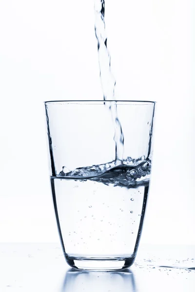 Wasser spritzt aus Glas — Stockfoto