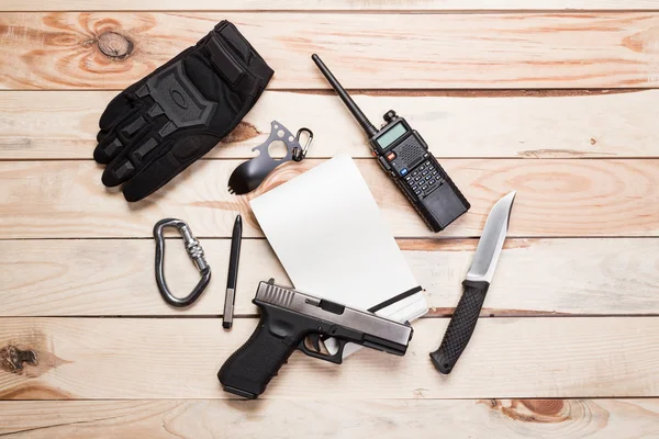 Pistolas en escritorio de madera — Foto de Stock