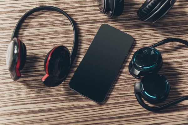 Audio hörlurar och smartphone — Stockfoto