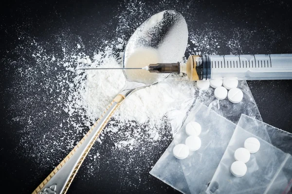 Siringa di droga ed eroina cotta su cucchiaio — Foto Stock