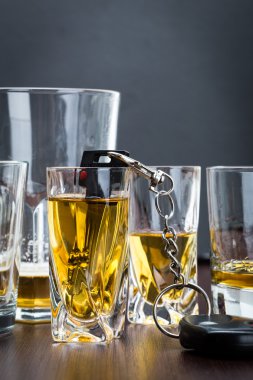 Arabanın anahtarını dökülen alkolle çubuğunda