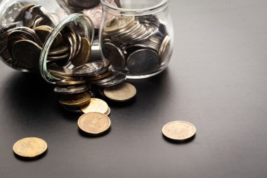 Paraları ile para kavanoz 