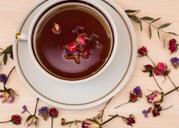 Vintage çay fincanı ve çiçekler — Stok fotoğraf