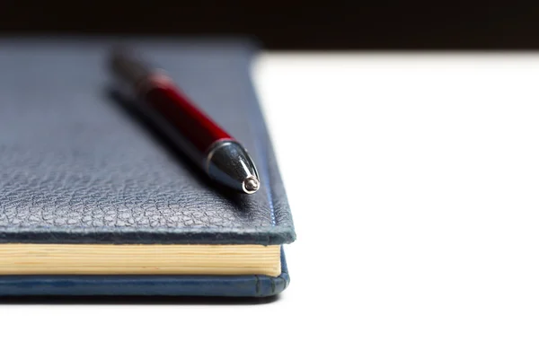 Caneta esferográfica no caderno — Fotografia de Stock