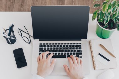 Bilgisayarda Daktilo Yazan İşadamı