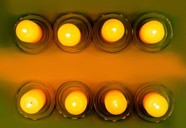 Karanlıkta yanan mumlar