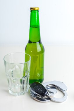 bira şişesiyle kelepçe ve cam