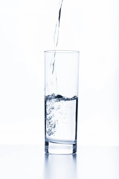 Wasser spritzt aus Glas — Stockfoto