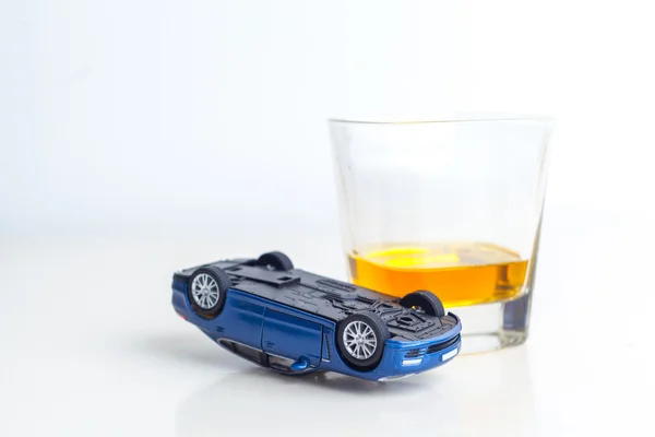 Verre avec alcool et voiture — Photo