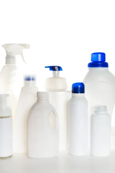 Productos de limpieza en recipientes de plástico — Foto de Stock