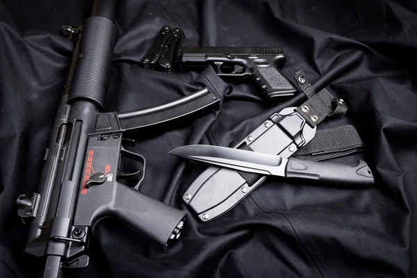 Moderní zbraně, černé pozadí — Stock fotografie