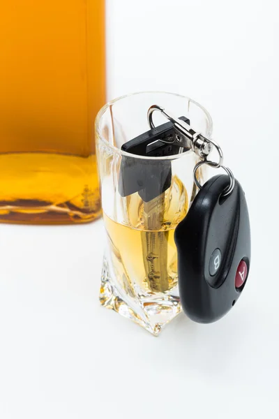 Alcohol en auto sleutels op balk — Stockfoto