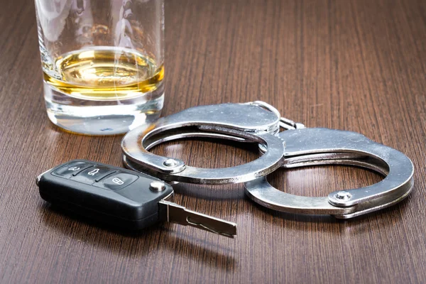 Alcohol en auto sleutels op balk — Stockfoto