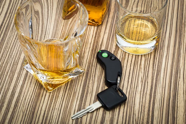 Alcol e chiavi della macchina al bar — Foto Stock