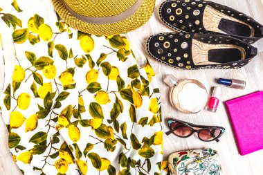 Yaz giysileri kümesi