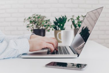 Bilgisayarda Daktilo Yazan İşadamı