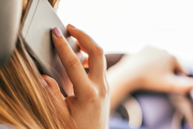 sürüş sırasında akıllı telefon kullanan kadın 