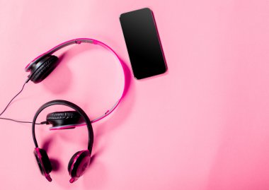 pembe kulaklık ve telefon