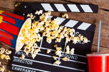 patlamış mısır, içki ve film fıçı tahtası 