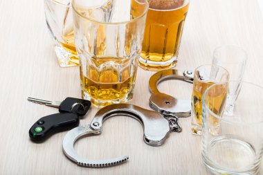 Alkol ve araba anahtarları üzerinde bar