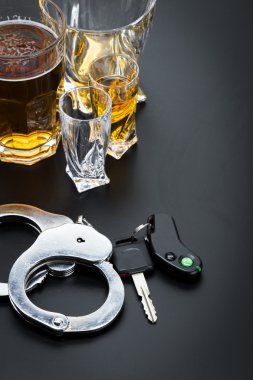 Alkol ve araba anahtarları üzerinde bar